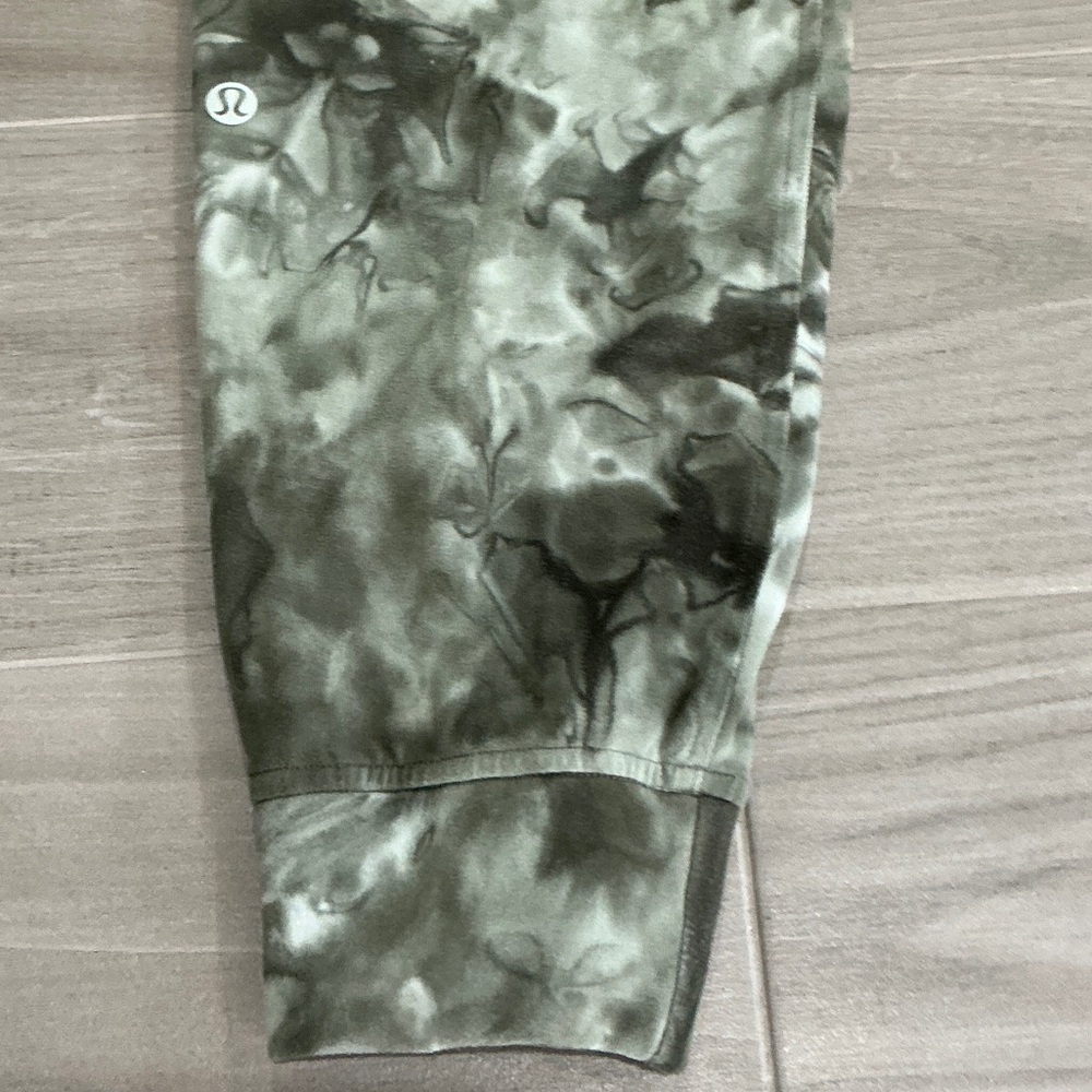 lululemon athletica Green Tie-Dye Leggings - Picture 3 of 16